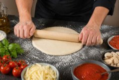 Váleček na těsto na pizzu 40 cm dřevěný