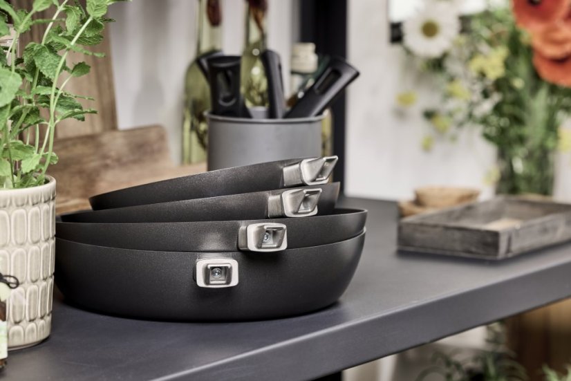 URBAN panvica 24 cm s odnímateľnou rukoväťou