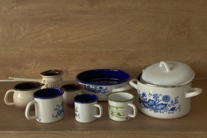 Ručne vyrábaný smaltovaný riad srbskej spoločnosti Metalac - viete, ako sa takýto riad vyrába?