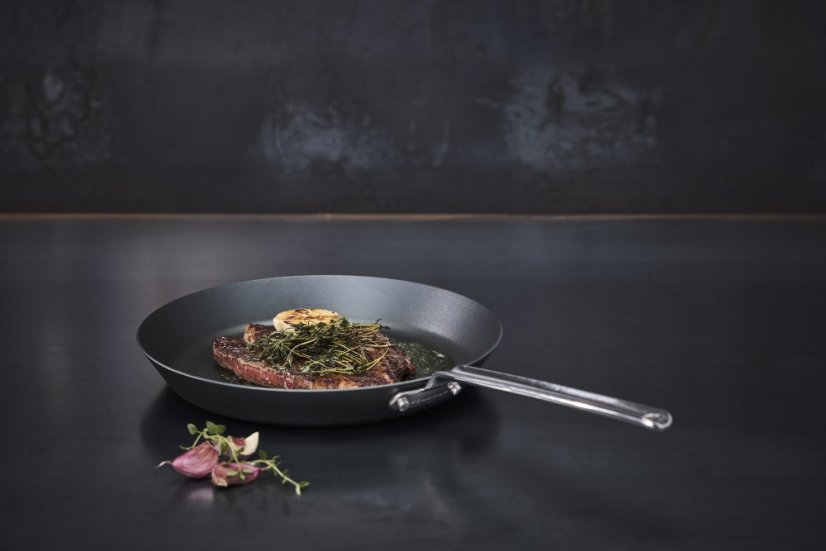 BLACK IRON pánev 22 cm