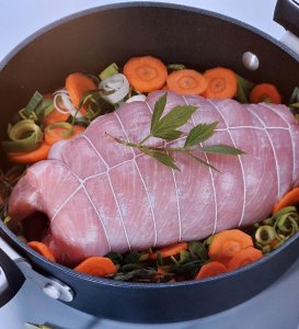 Plněná roláda z krůtího masa