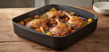 Pečené kačacie stehná s koreňovou zeleninou a vínom